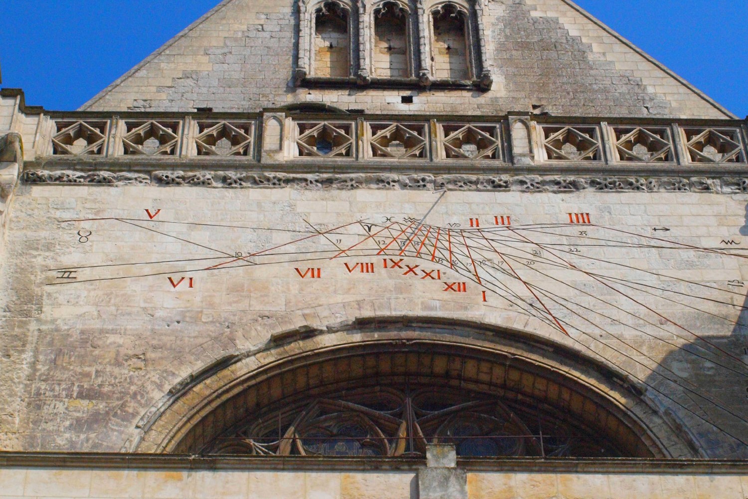 cadran solaire restauré de la cathédrale de saint-omer